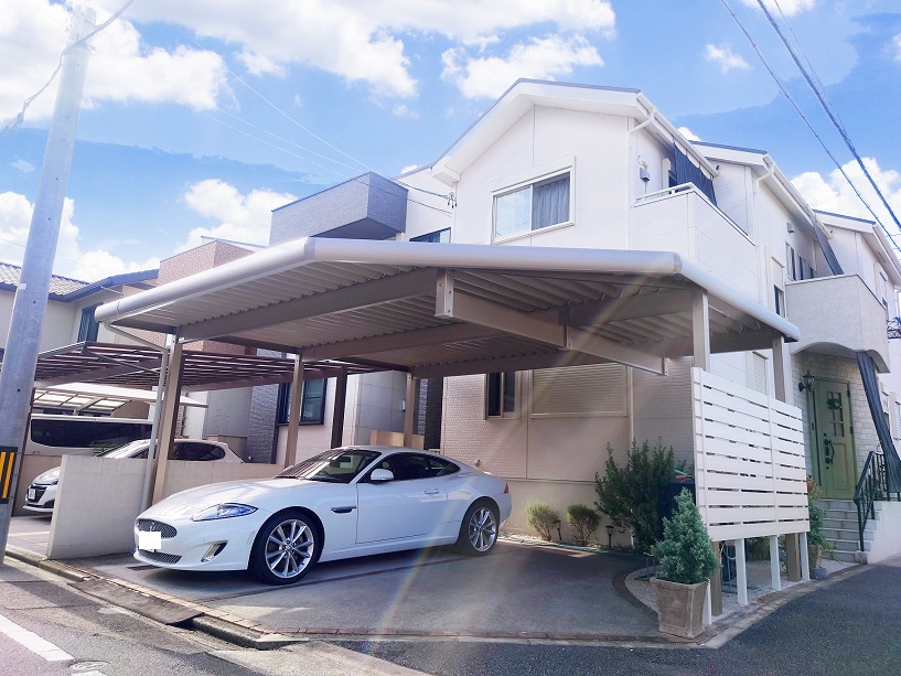 変型にも強い折板カーポートと目隠しフェンス